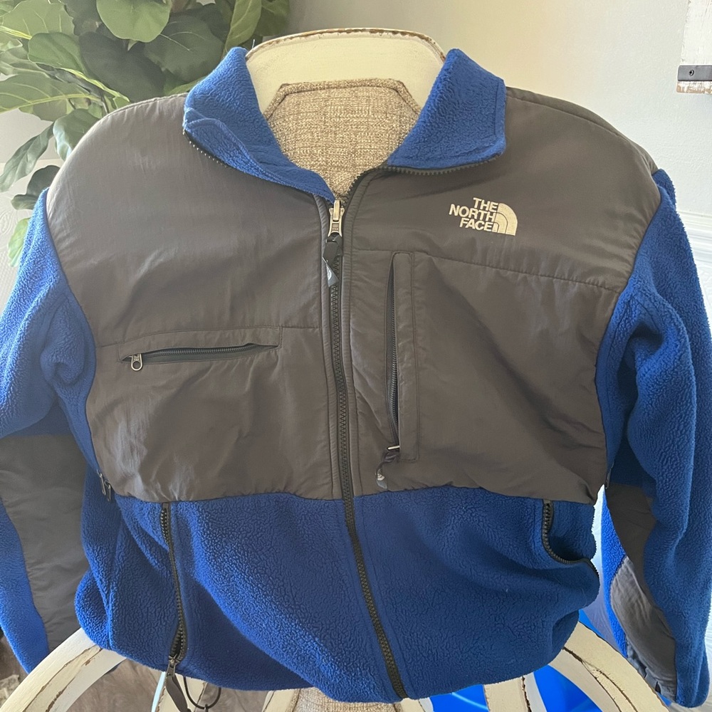 Men’s M North Face Denali jacket.
